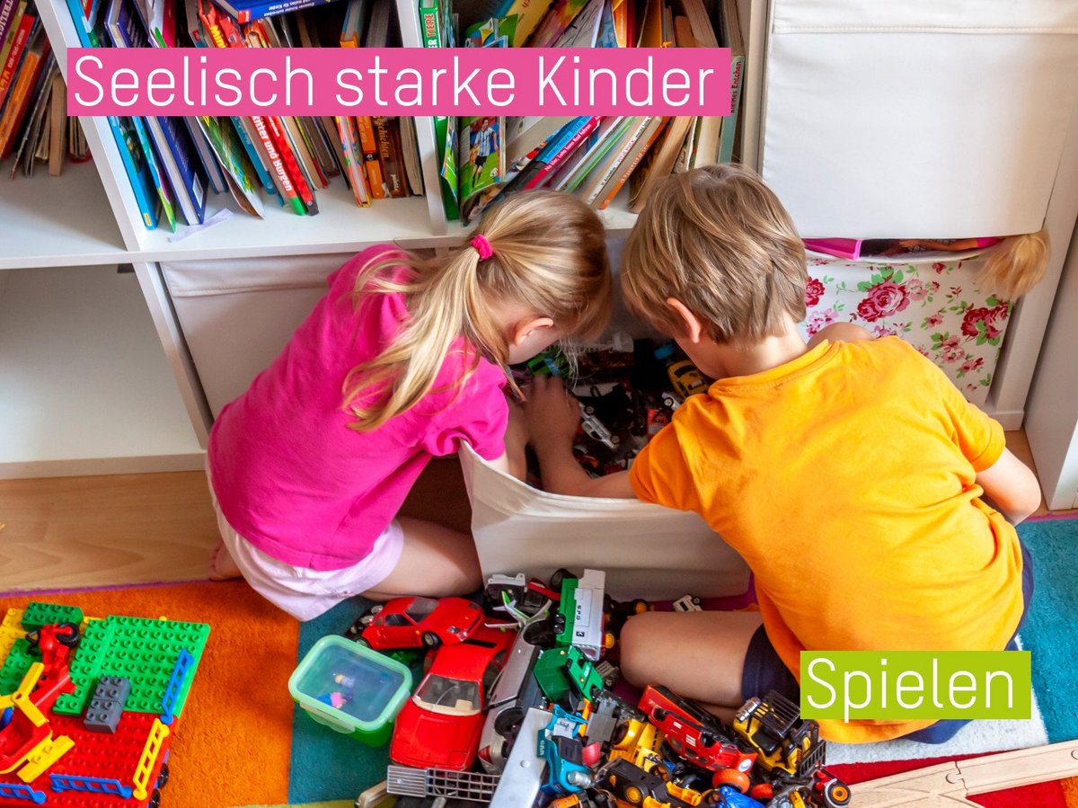 Ein Mädchen und ein Junge, die gemeinsam in einer Spielzeugkiste Spielzeug heraussuchen..