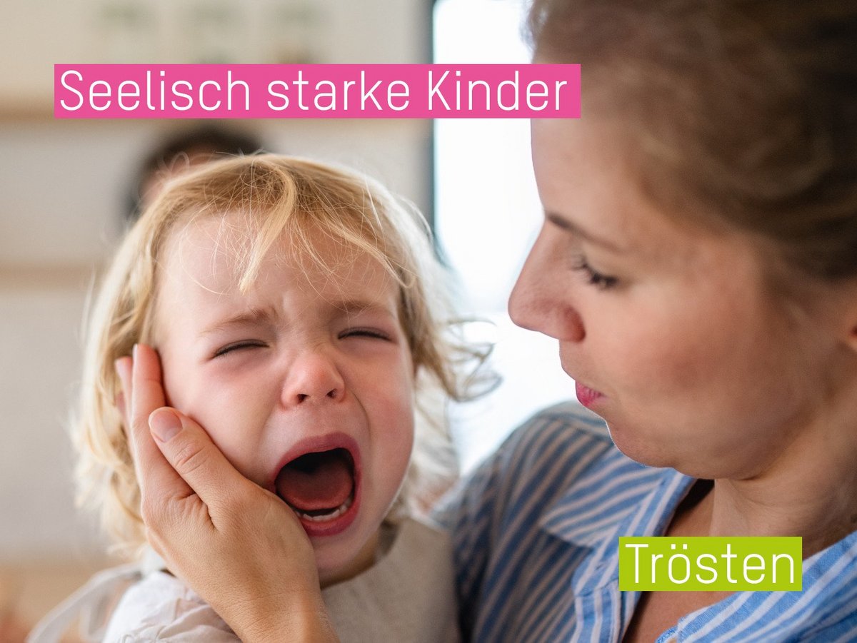 Frau, die ein weinendes Kind tröstest und die Hand sanft auf die Wange legt.