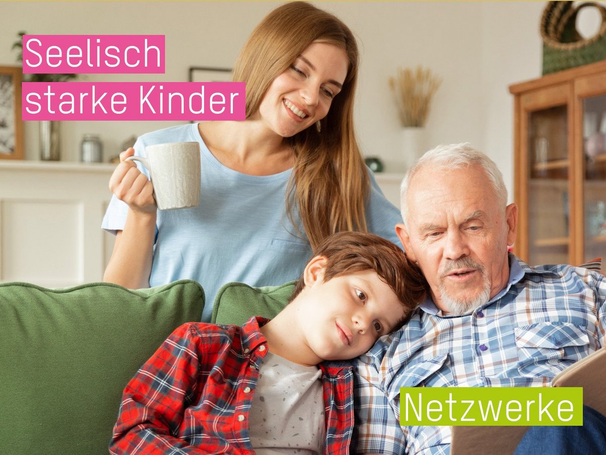 Grossvater, der mit seinem Enkel ein Buch liest. Die Mutter schaut entspannt mit einem Kaffee über die Schulter.