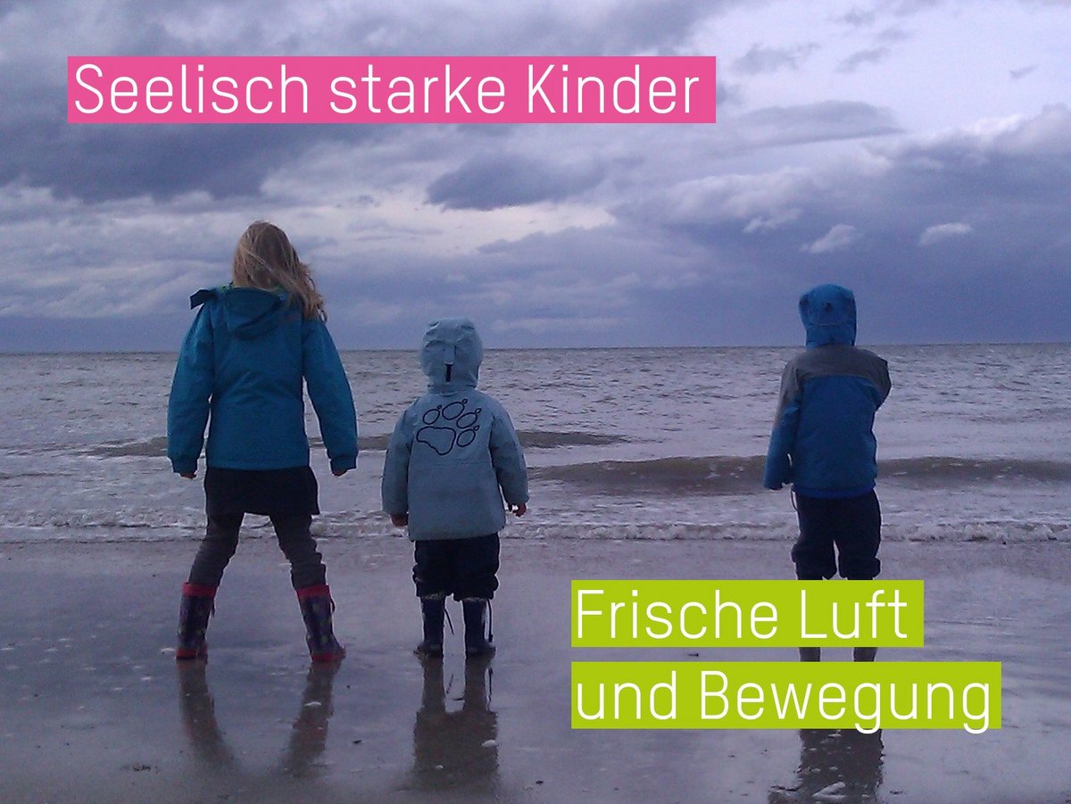Drei Kinder, die am Strand stehen und auf das offene Meer schauen.