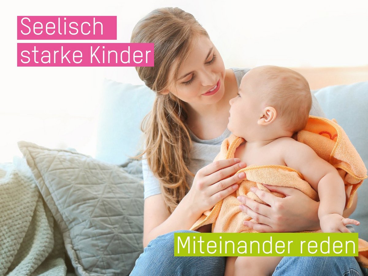 Frau, die sich freundlich einen Baby auf ihrem Schoss zuwendet.